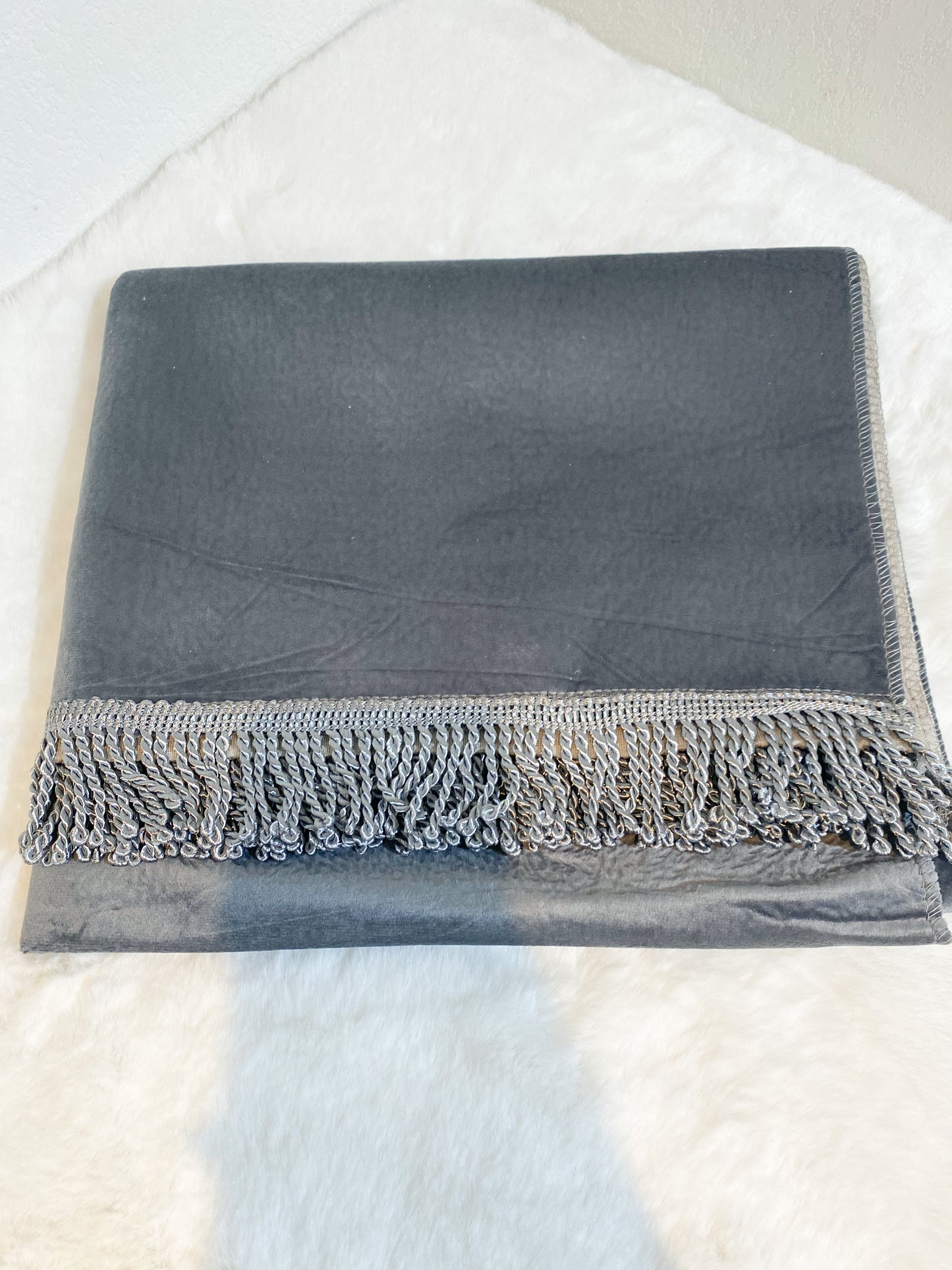 Tapis fin gris foncée